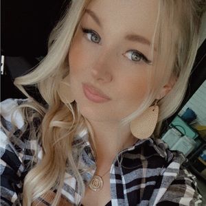 Meet your Posher, April